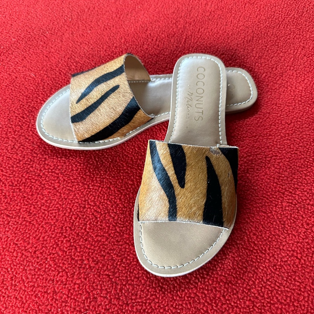 Flat sandal, size 7M, animal print.
